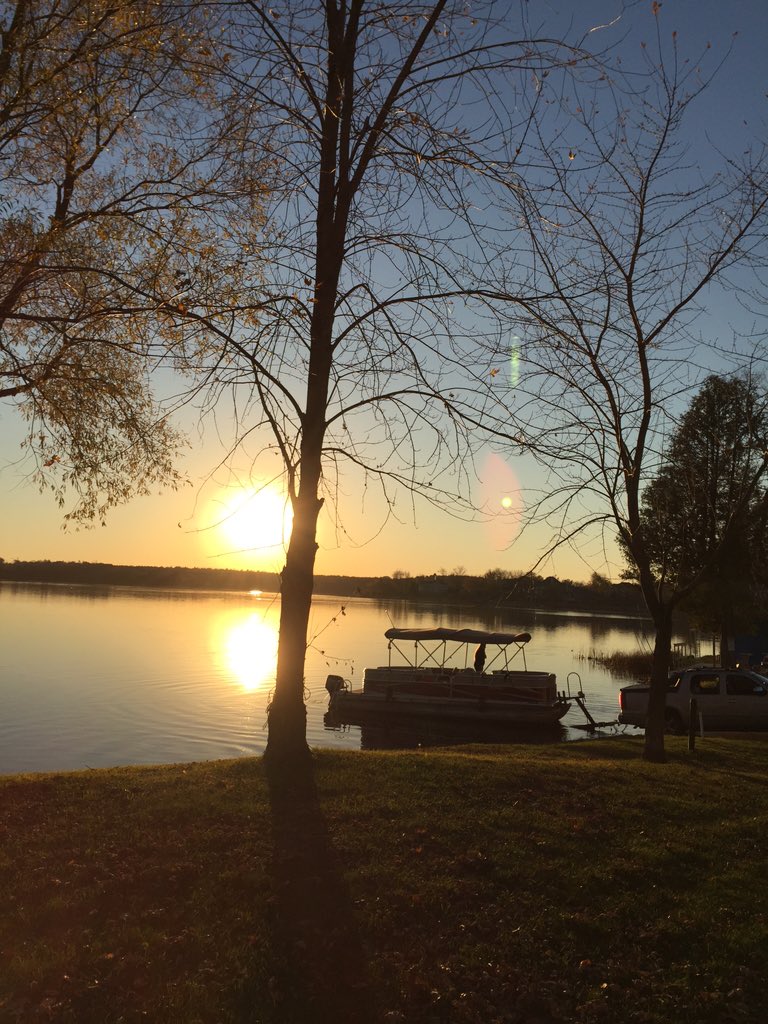 McClintocks's tweet photo. Such an amazing November day! Low 70's &amp; calm. Boaters getting some time on the lake. https://t.co/s3rbJMTIhV