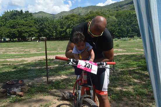 Entrepanasmtb's tweet photo. #copafox @FoxHeadVzla #4tavalida @GatoradeVzla @LasDoceHoras @A1WINOFFICIAL @Entrepanasmtb #dudebike #turmero https://t.co/EjUk3XMC2q