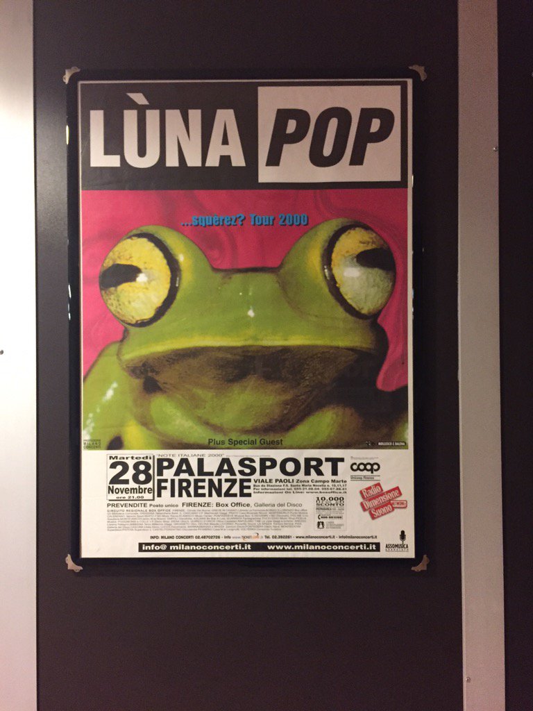 littledream00's tweet photo. E girovagando per il palasport di Firenze, si trovano i reperti di @CremoniniCesare e @BalloBallo dei lunapop https://t.co/CrR32HV6cK