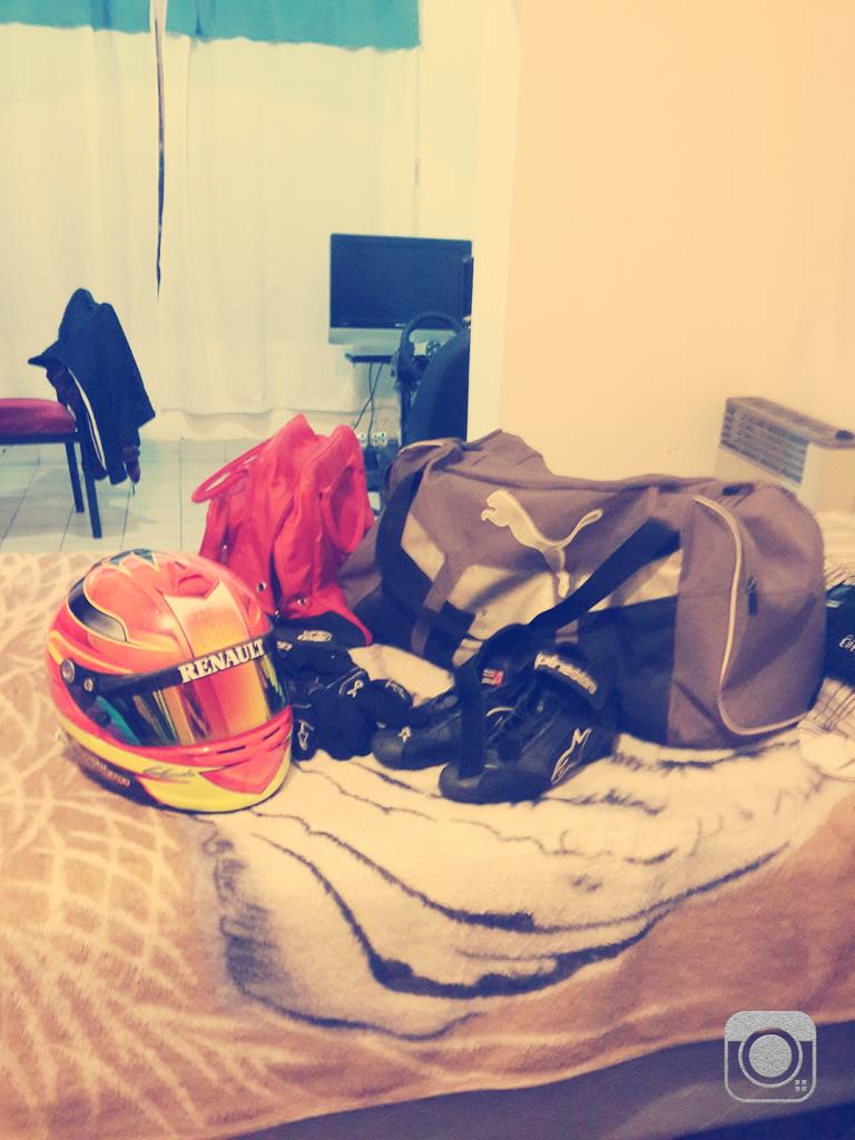 GastonCabrera95's tweet photo. Terminando de hacer el bolsito .. Mendozaa 🚗💨✌🏽🏁 #LDRteam #FRenault2.0 https://t.co/DUfpqKlFZZ