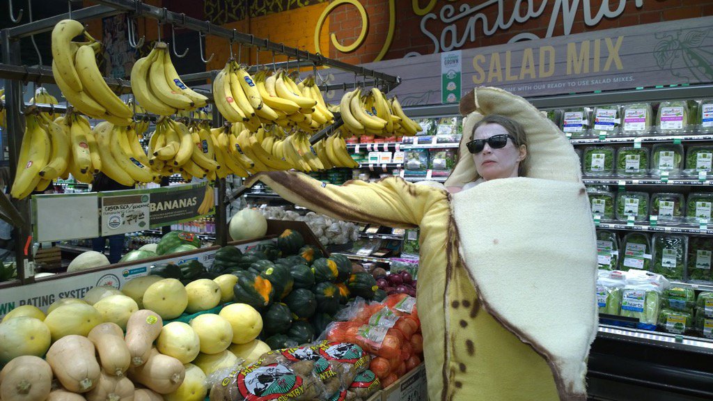 JuliaOrmond's tweet photo. Hello-ween, banana machine https://t.co/MSTyvRU4GM