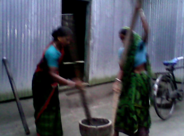 TravelNRelax's tweet photo. Bangladeshi village women making dry foods from paddy &amp; rice. Don't we all like raisins?
#UnifyingTheWorld  #TNR https://t.co/KMDidUwnaT