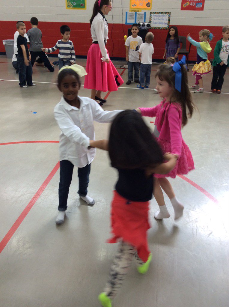 MrsKeensClass's tweet photo. Happy 50th Day of School! @WoodwayElem #wwlearn #sockhop https://t.co/w4WNDn1ajZ