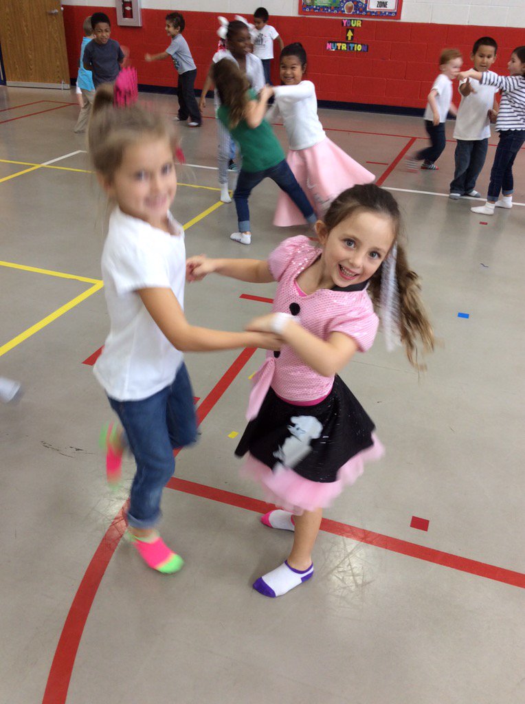 MrsKeensClass's tweet photo. Happy 50th Day of School! @WoodwayElem #wwlearn #sockhop https://t.co/w4WNDn1ajZ
