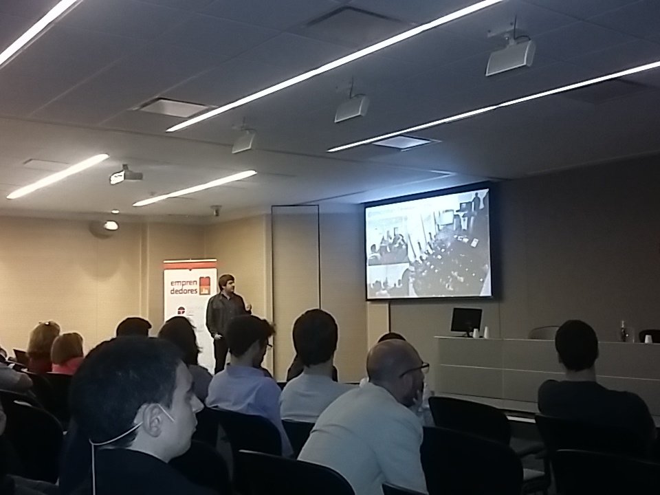 emprendedorela's tweet photo. Ahora Cristian Cortéz realiza su pitch en inglés para dar a conocer Coding Trainer #DemoDay https://t.co/joJb1Ilmu6
