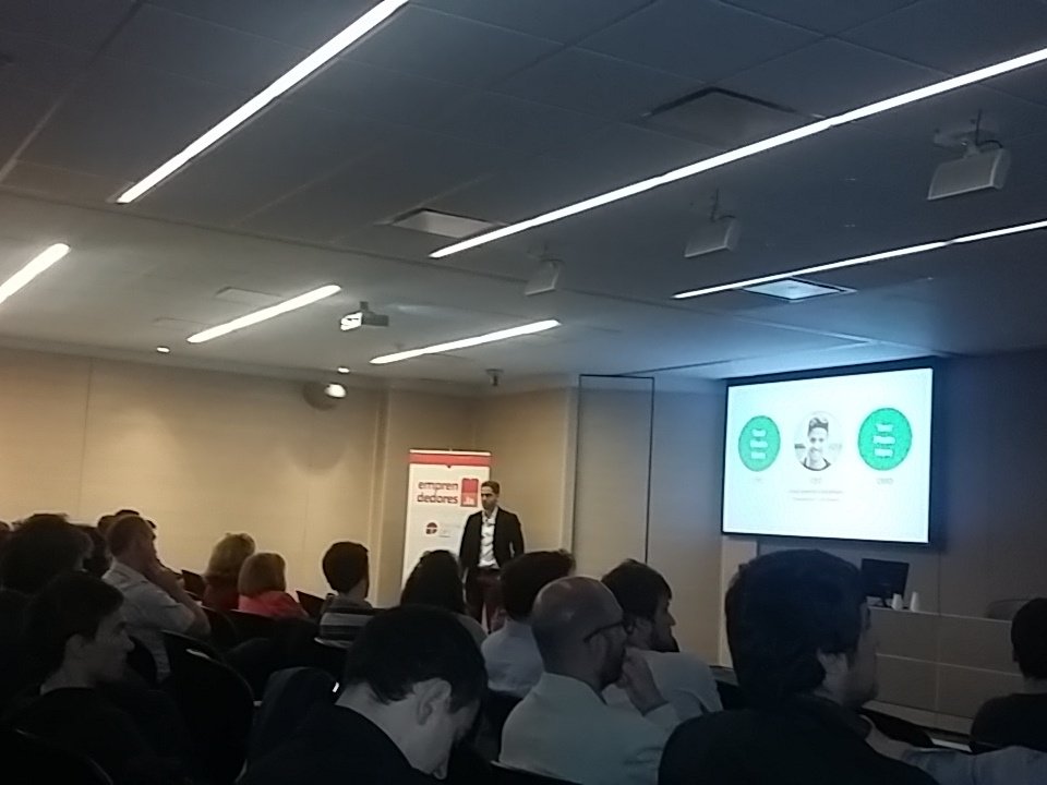 emprendedorela's tweet photo. José Ignacio Castiglione cuenta su aplicación #Nomad en el escenario de #DemoDay https://t.co/JzYkZVy82h