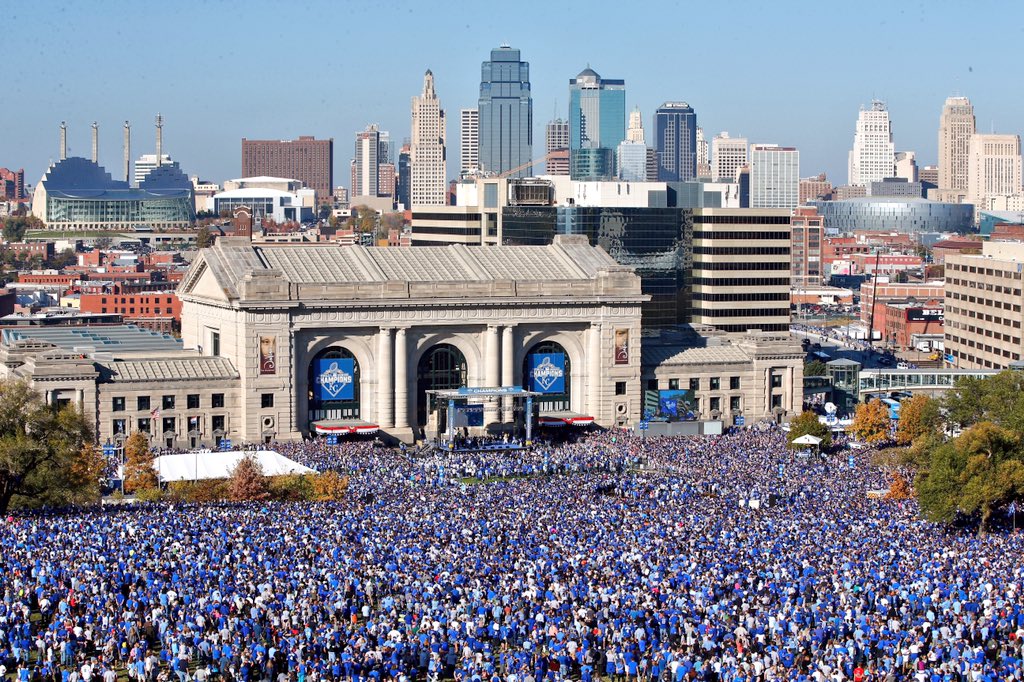 SportsCenter's tweet photo. That's a lot of Royals fans. (via @Royals) https://t.co/5DwAH3x5Mo