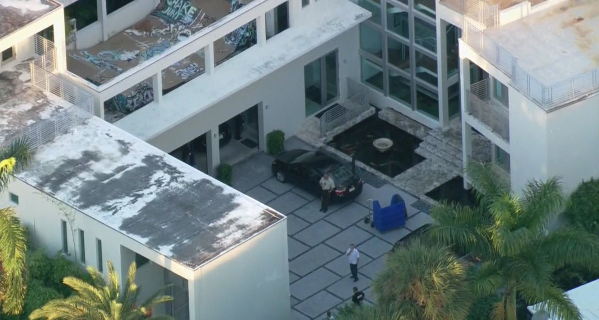 Police executing judge's order at rapper Lil Wayne's Miami Beach home involving civil case bit.ly/1RQ4CBY?utm_me… https://t.co/boOsGMp9d0