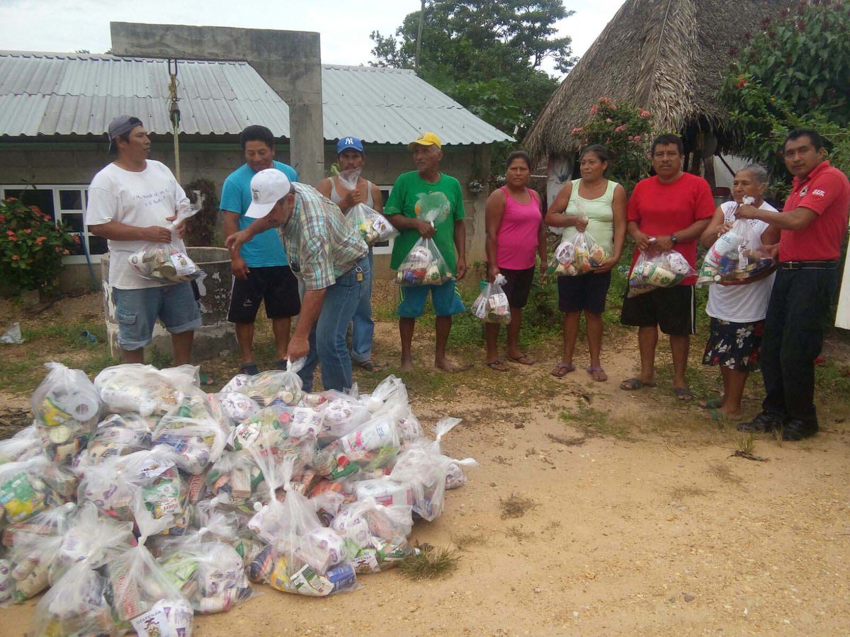 MinatitlanVer's tweet photo. Continúa la entrega víveres a familias afectadas del área rural #MinatitlanVer https://t.co/f3uRzO9nsj https://t.co/5FHu2EGOHo