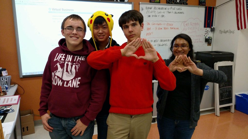 Blacksburg_deca's tweet image. #DECAMonth day 3: New DECA members!! 🔷 #bhsdeca #newmembers @DECAInc @VirginiaDECA