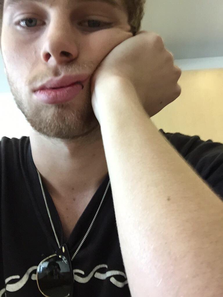 hakimgdrsx's tweet photo. bored https://t.co/q1UZ1FiM78
