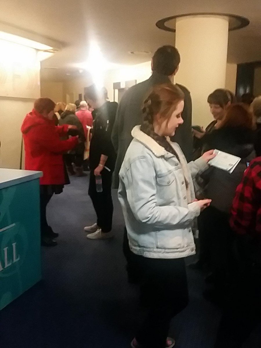 katloujohnson's tweet photo. Queuing for #theamazingtourisnotonfire with @zoejohnsona6!! https://t.co/B2ZHMQcAQV