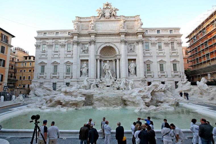 Rome’s iconic Trevi Fountain reopens to the public after 17 month-long restoration facebook.com/ItalyInUs.org/… #italy