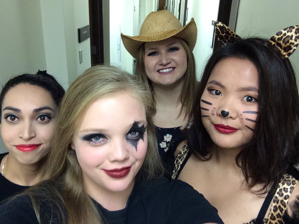 AnnLuanda's tweet photo. #Halloween #leftovers #lovethisgirls #DSU #DickinsonState #USA #CBYX #yearabroad https://t.co/jxX04fUefH