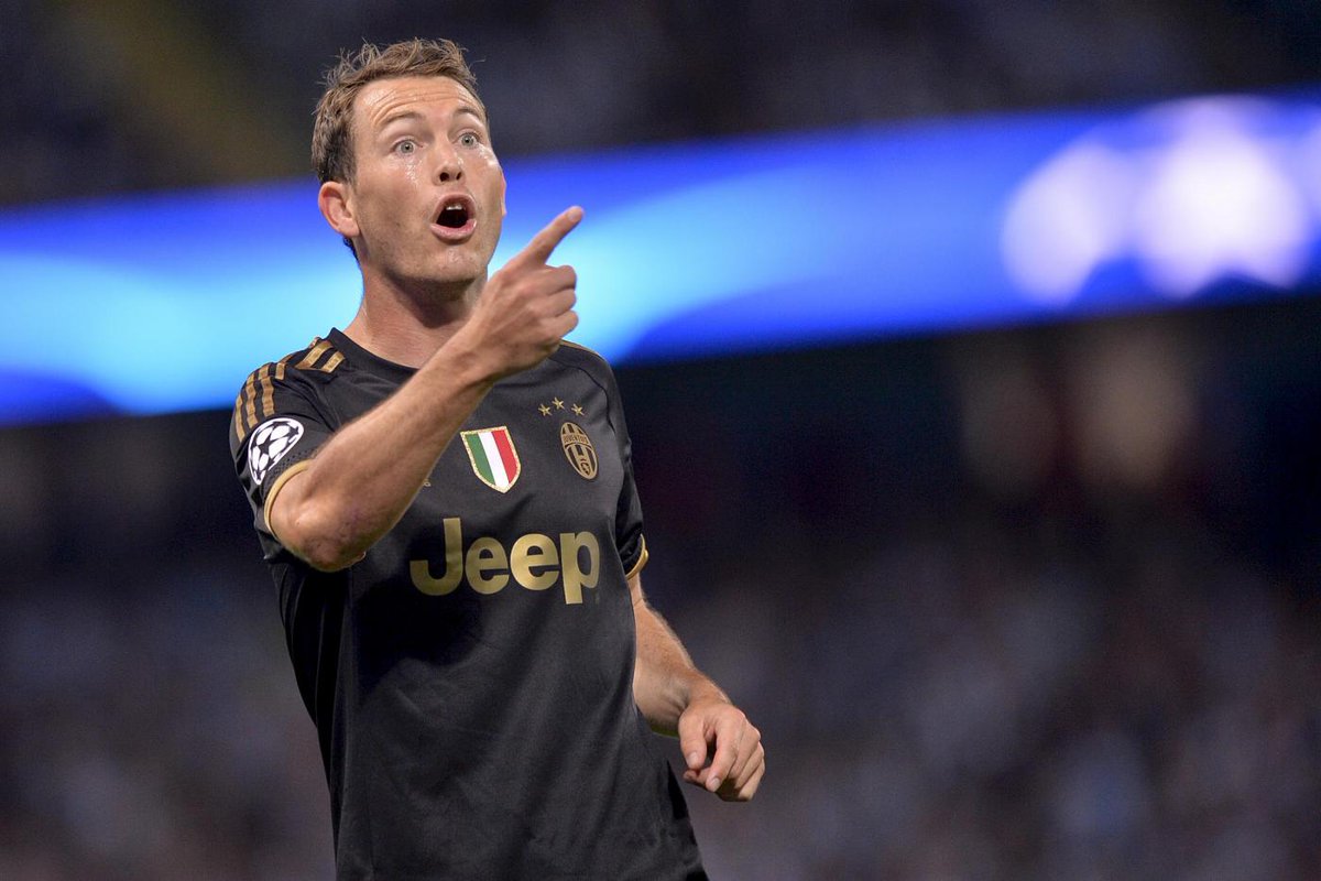 Juventus_Fr's tweet photo. Lichtsteiner de retour et titulaire!! #ForzaStephan https://t.co/Os0sWzxZqI