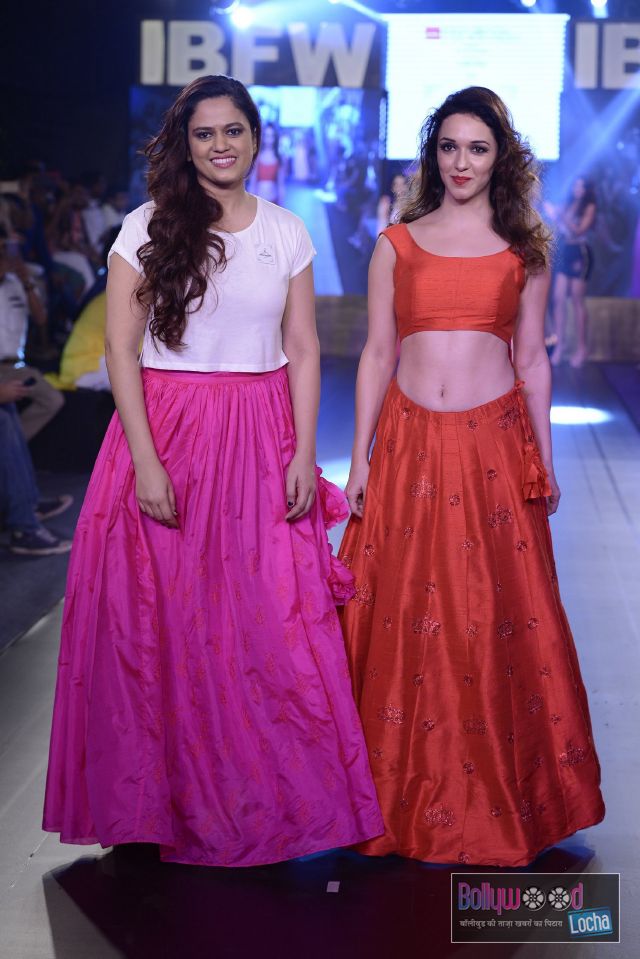 #GIBFW2015 #NauheedCyrusi Showstopper #UrveeAdhikari @gioneeindia @IBFW2015 bollywoodlocha.com/glam-icons-tak…