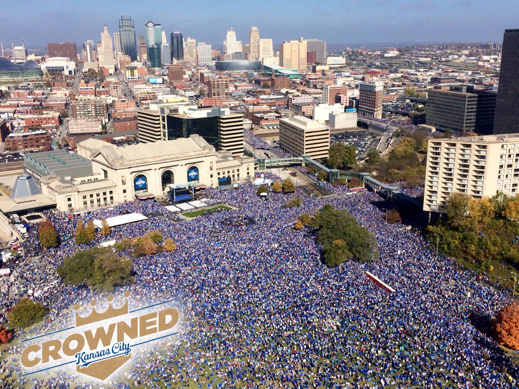 RoyalsNation's tweet photo. Kansas City has officially been #Crowned. Photo by @davidphotokc. https://t.co/LOua614poC