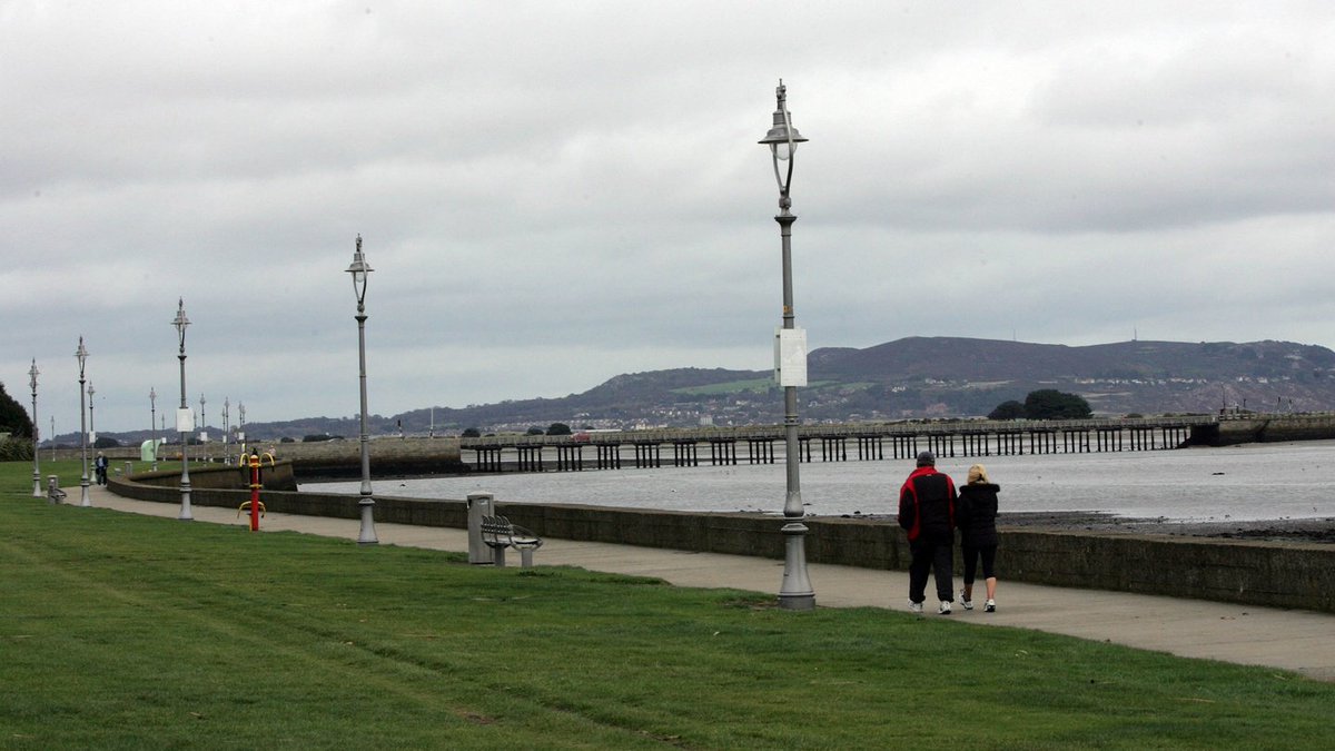IrishTimes's tweet photo. Council to alter Clontarf sea wall after locals complain https://t.co/wp9MmjdmI9 https://t.co/Jef4Dcpdn9