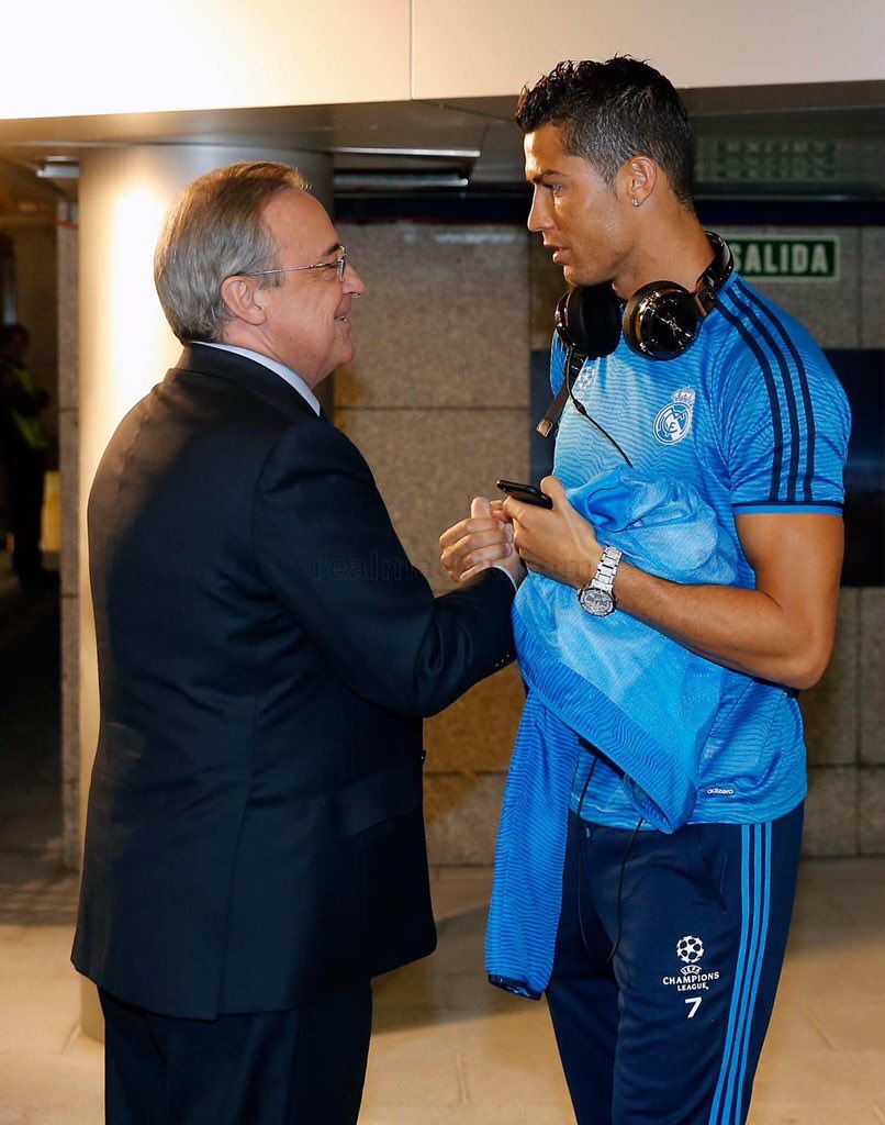 RMNewsStation's tweet photo. استقبال فلورينتينو بيريز للاعبين: https://t.co/MEKAakFtV9