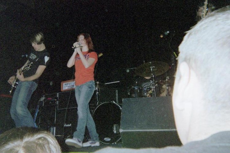 Pmore_Source's tweet photo. Ten years ago @paramore played in Norfolk - Va, opening for @simpleplan!
#YoungParamore https://t.co/Vdf5nqMRiD