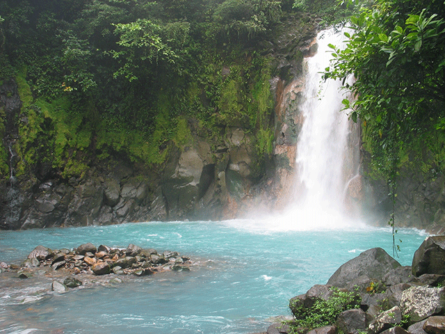 CaminotravelCR's tweet photo. The amazing waterfall at the light blue colored river: Río Celeste! #Costarica #rioceleste #tenoriovolcano https://t.co/MRuk7jktLF