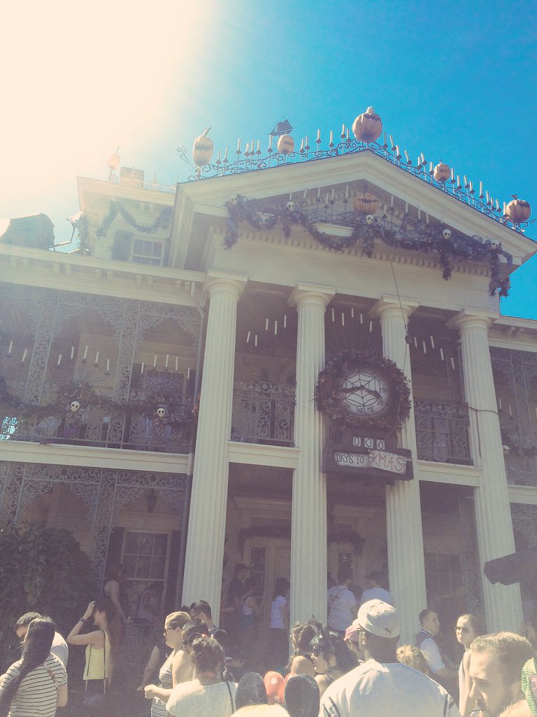 DisneyLife101's tweet photo. Disneyland during this time of year 😍 https://t.co/QI3FrBXf43
