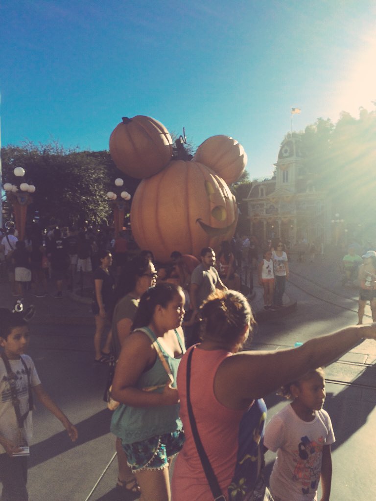 DisneyLife101's tweet photo. Disneyland during this time of year 😍 https://t.co/QI3FrBXf43