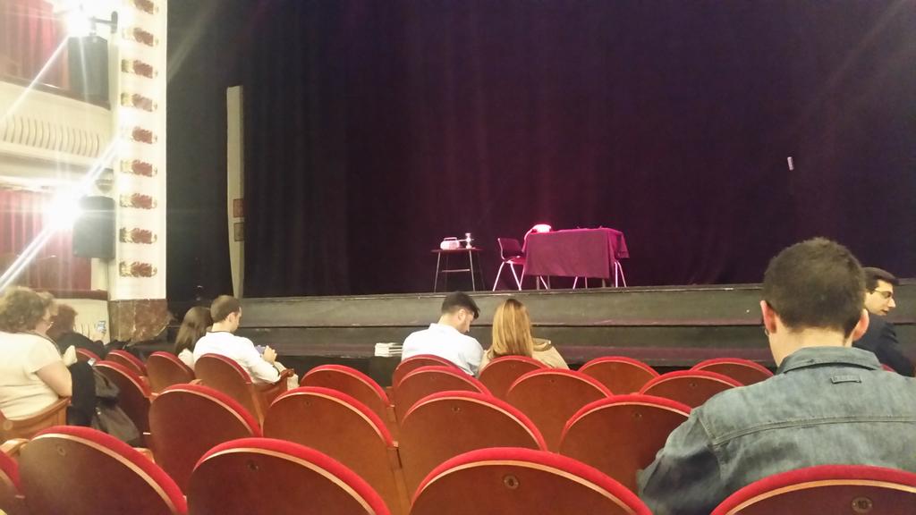 Loverdevence's tweet photo. A punto de ver En bruto con @InakiUrrutia y @VaqueroEH .Esperamos  desfase de risas y conocer al Erizo https://t.co/Z3x1lptf4l