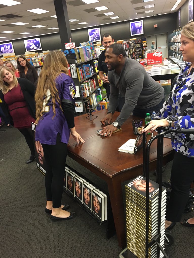 jaclyngt_'s tweet photo. Today was the best! Thank you so much for coming to Charlotte, @raylewis!! #GOAT #52legend #Ravens https://t.co/05Pu8AFxtj
