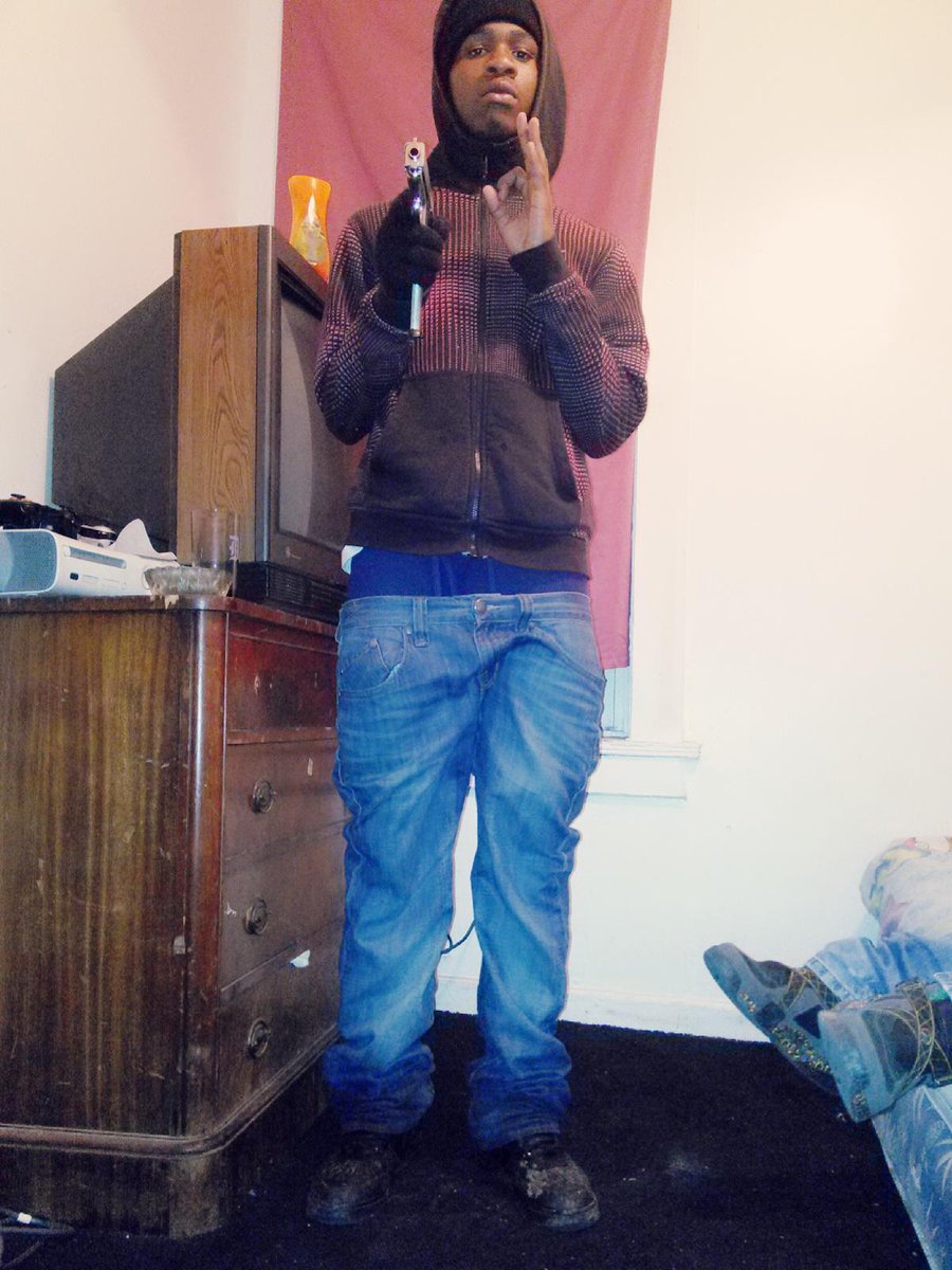 marcofrm_feb's tweet photo. Yeah bitch I'm Feb so I gotta keep my pole 🆓💨🔫💯⛽🅰🆖 https://t.co/pnye0QsL0W