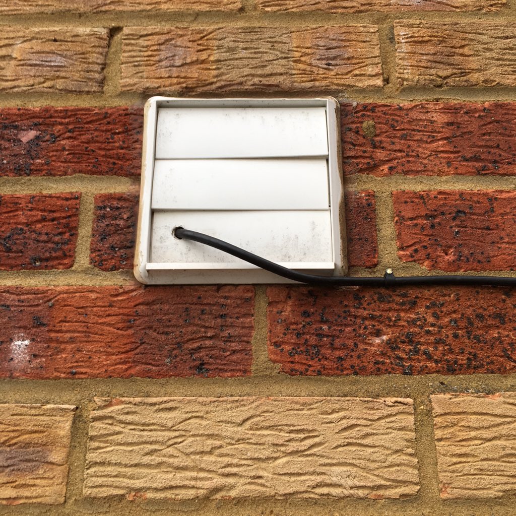 Commsmaster's tweet photo. This picture speaks for itself.....thought I'd seen it all until this...#Unbelievable #TotalBodge #Lazy #Commsmaster https://t.co/h771EzsplG