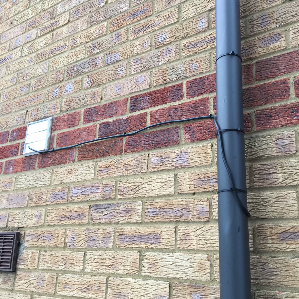 Commsmaster's tweet photo. This picture speaks for itself.....thought I'd seen it all until this...#Unbelievable #TotalBodge #Lazy #Commsmaster https://t.co/h771EzsplG