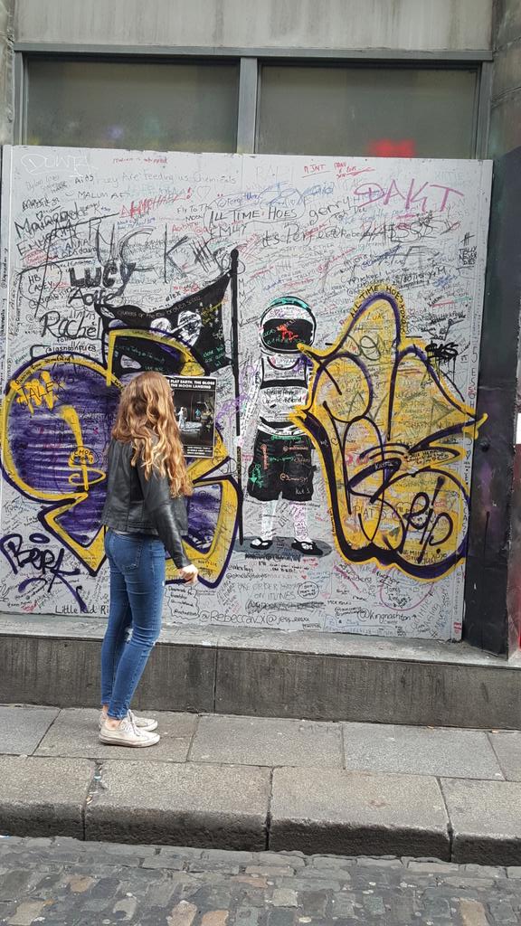 hollyavhart's tweet photo. Finally got to see the @5SOS art in Dublin
#RunningFromSomething โค https://t.co/GKOVhqDzd5