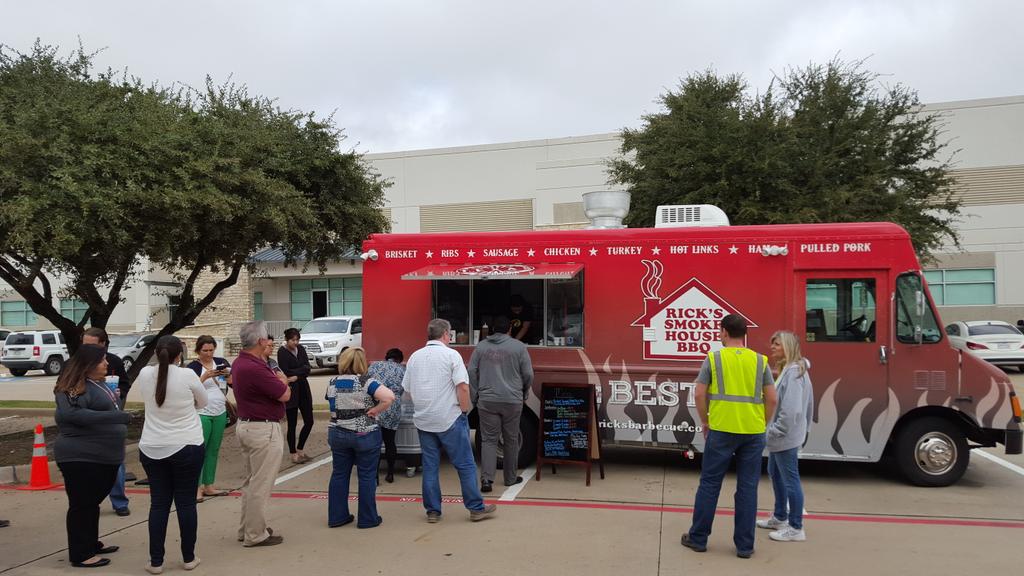 SamsungJohn's tweet photo. #TeamSamsung had a good ole Texas style lunch with @Ricksfoodtruck today. https://t.co/aqSQkiIA08