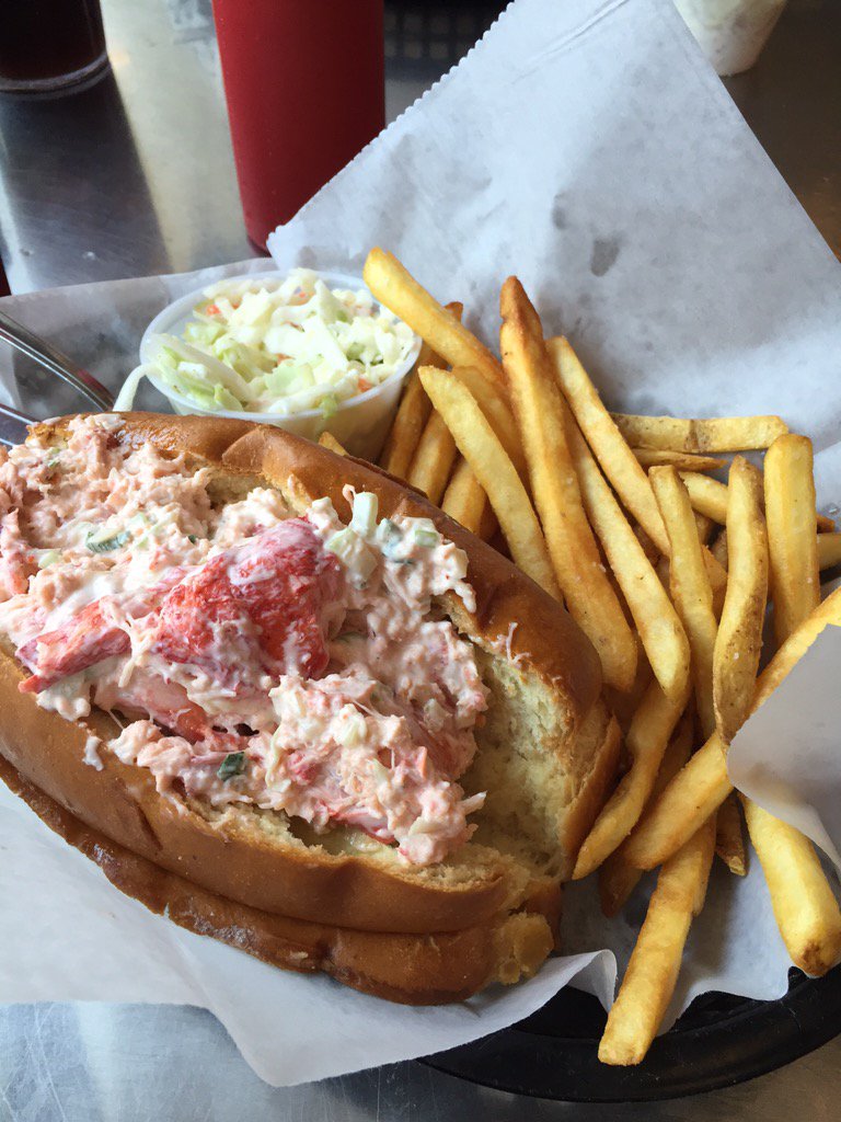 LaniJoyce's tweet photo. @visitmilwaukee nothing beats a lobster roll from @StPaulFish for #NationalSandwichDay! 👍😍 https://t.co/Psqjw1JzUk