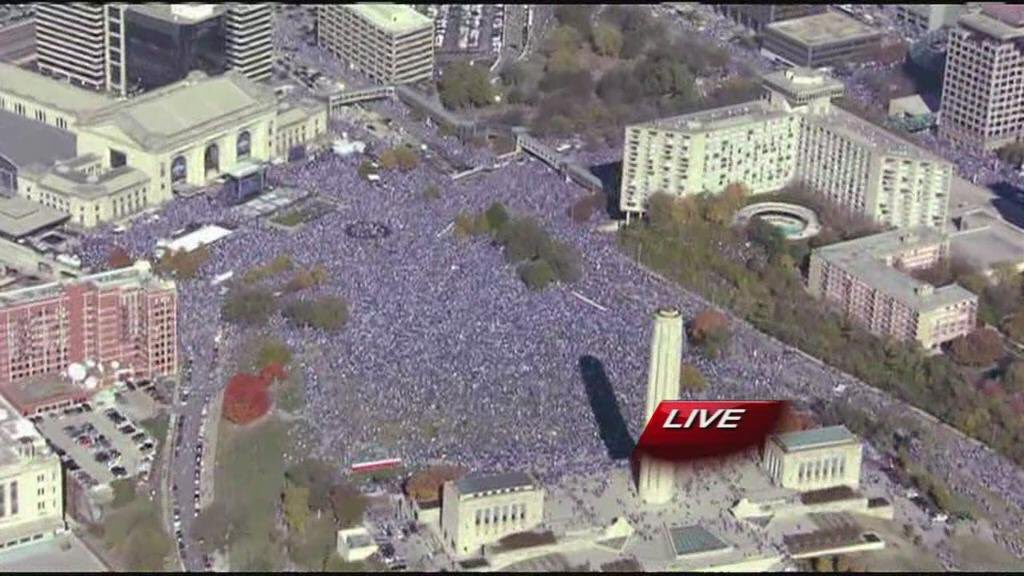 GMA's tweet photo. Roughly 800,000 people went to the @Royals' #WorldSeries parade... only 470,000 people live in Kansas City. 😳 #WOW https://t.co/Dq7MpzsapO