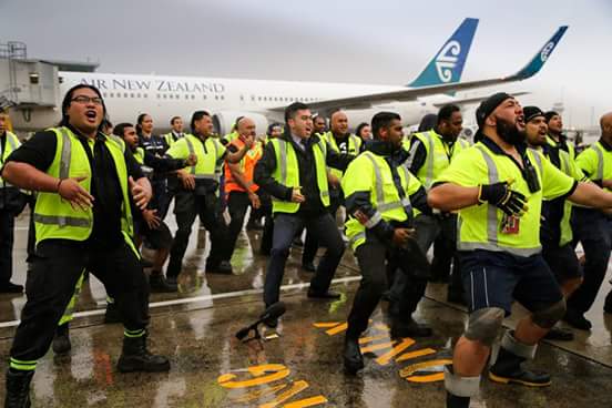 Fran_Capizzi's tweet photo. #Rugby Con el tradicional haka, los empleados de @FlyAirNZ recibieron el Boeing 777-300 que traía a los All Blacks https://t.co/FmiewTiDvg