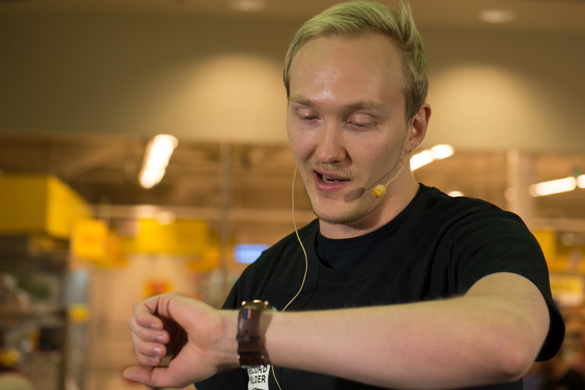 XboxSuomi's tweet photo. Viikko sitten.. @Paavi #HaloWorldRecord #GUINNESSWORLDRECORD #Halo5 @GWR #maailmanennätys #ThrowbackTuesday https://t.co/ZmGcMZDFjE