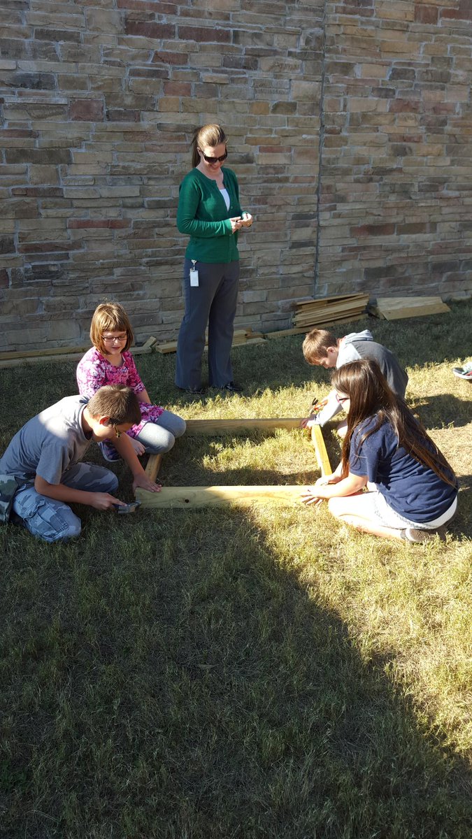 CooperBroncos's tweet photo. Innovative Cooper kiddos using engineering, math and science skills to build compost bins for the Mercy Garden. https://t.co/auYU5dcxDq