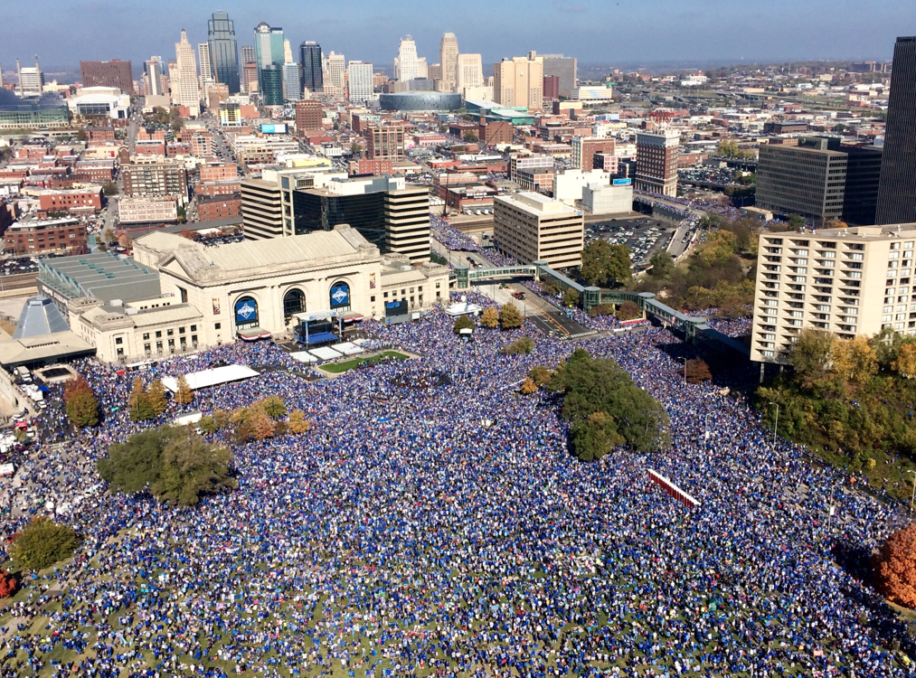 darrenrovell's tweet photo. Another great shot of Royals gathering before today's parade by @davidphotokc https://t.co/0p4b8JJHwK