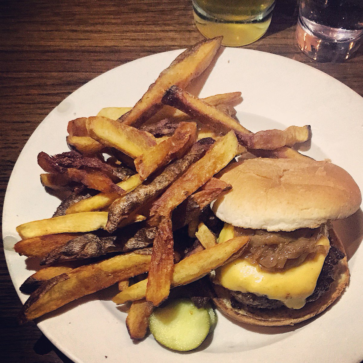 DipsDines's tweet photo. That's "One Stellar Burger" @BrindleRoom https://t.co/AlDKZeCvE5 #NewYork #burger #foodie https://t.co/mGWv3OzCaa