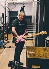 tothemoon_vale's tweet photo. Fame changed Calum...🤔😂 https://t.co/esr912pgQv