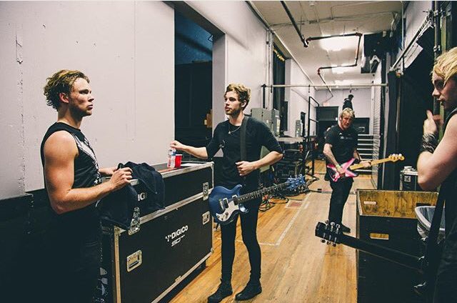 tothemoon_vale's tweet photo. Fame changed Calum...🤔😂 https://t.co/esr912pgQv