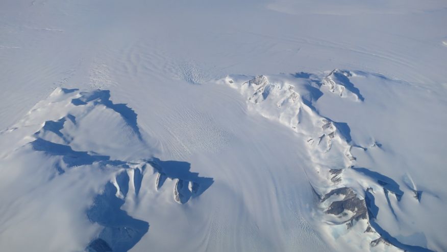 FoxNews's tweet photo. New study finds Antarctic ice growing, countering earlier studies https://t.co/LmI1KktHAx via @fxnscitech https://t.co/o4QL3yXExO