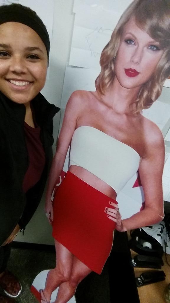 that_girl_penny's tweet photo. @LSHS_APLIT you know just me and Taylor Swift chillin in class👌 https://t.co/lZMEWt00fT
