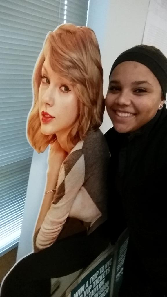 that_girl_penny's tweet photo. @LSHS_APLIT you know just me and Taylor Swift chillin in class👌 https://t.co/lZMEWt00fT