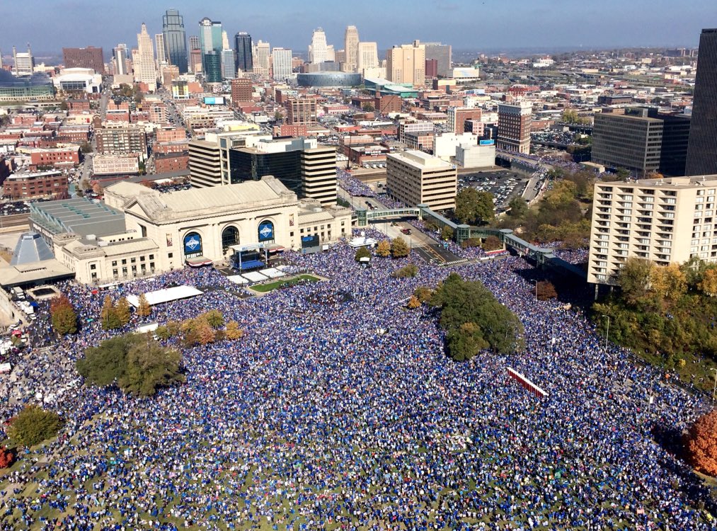 BaseballBros's tweet photo. Safe to say Kansas City loves their Royals https://t.co/jRu3RAv7u6