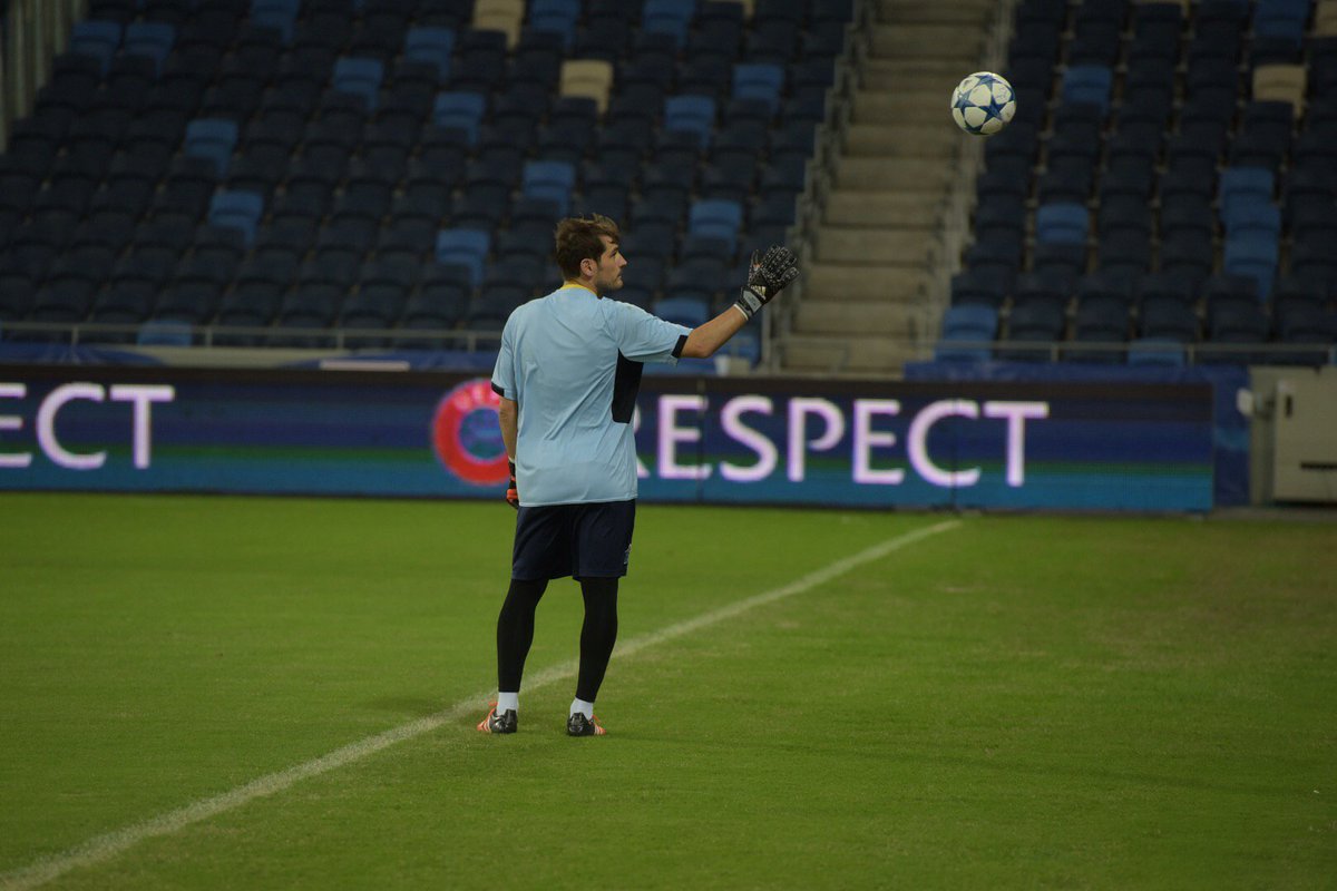 A força está com @CasillasWorld. The force is with Casillas. La Fuerza está con Casillas. #MTFCFCP <a href="/ChampionsLeague/">UEFA Champions League</a>