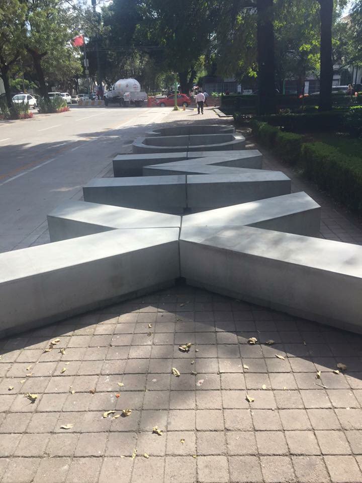 ¿Y la banqueta de los peatones <a href="/LBallesterosM/">Laura Ballesteros Mancilla 🚲💜💪</a> <a href="/HectorSerranoC/">Héctor Serrano</a> <a href="/CDMX_Semovi/">Secretaría de Movilidad Fácil (Se MoFa)</a>? Parque lincoln, calle julio verne