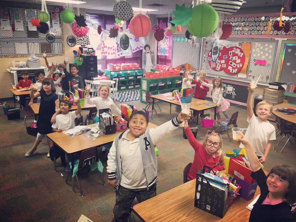 fancyfirstiehq's tweet photo. cheers from the Fancy Firstie Soda Fountain!! #50sday #rootbeermatter #fancyfirsties @CEScowboys https://t.co/vYPCkGqrvz